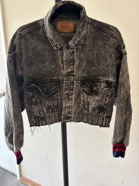 Cropped Acid-Wash Denim Jacket - Black